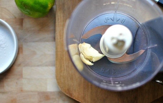 1. Этап. Заправка для салатов из авокадо: 2. В чашу блендера отправьте очищенный зубчик чеснока.