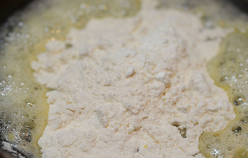 1. Этап. Лазанья с ароматом моря: 5. Добавьте муку и слегка обжарьте.