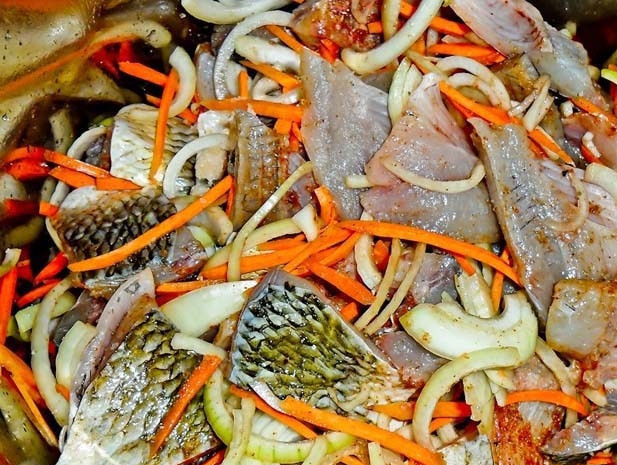 1. Этап. Хе из карася: Добавьте морковь, уксус, хорошо перемешайте. Уберите хе в банку под крышкой на ночь. Приятной дегустации!