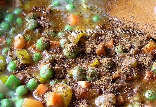 1. Этап. Курица в соусе из зеленого горошка: Добавьте кориандр, перемешайте.