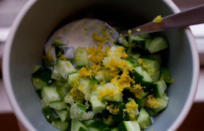 1. Этап. Лаваш без сыра: Тем временем подготовьте заправку. Порежьте небольшими кубиками огурец, добавьте йогурт, специи, можете еще добавить мелко порезанной зелени, а также немного лимонного сока или цедры (на ваш вкус).