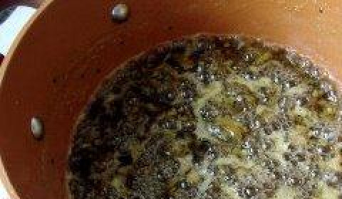 1. Этап. Джем из киви: Доводим содержимое кастрюли до кипения, после чего варим еще 15-20 минут на среднем огне без крышки, постоянно помешивая.