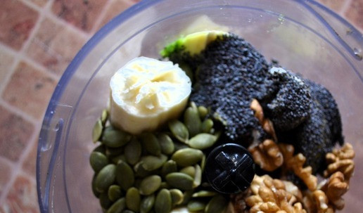 1. Этап. Печенье из авокадо без сахара: В чашу блендера сложить мякоть авокадо и банана, 25 г тыквенных семечек, 20 г грецких орехов и 10 г мака.