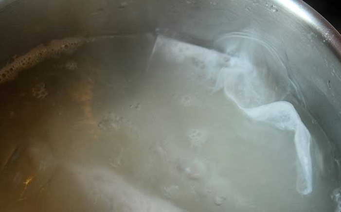 1. Этап. Слоеный пирог-перевертыш: В первую очередь отварите рис до готовности. Можно воспользоваться покупным рисом в пакетиках.