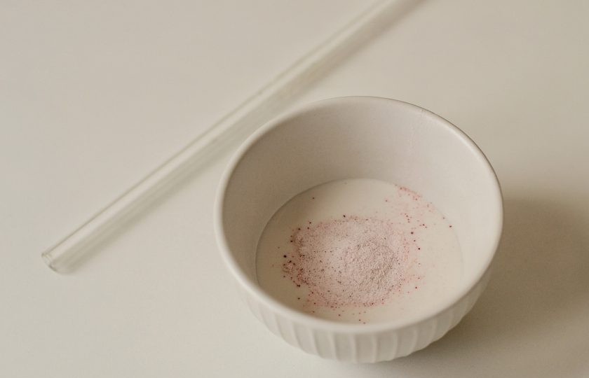 1. Этап. Постный йогурт в домашних условиях: Часть кокосового молока размешайте с пробиотиками деревянной или стеклянной ложечкой.