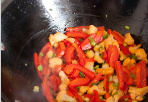 1. Этап. Салат в ананасе: 2. Теперь на растительном масле обжарим капусту, затем добавим перец, и обжарим еще немного.