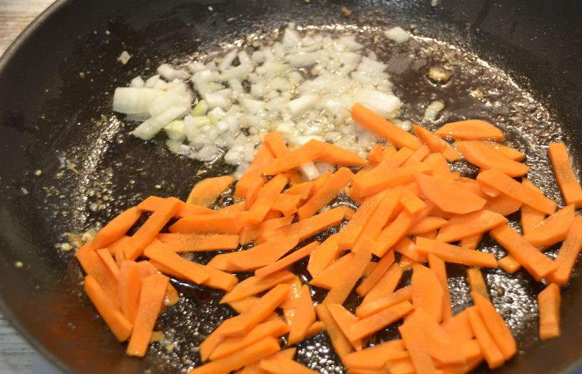 1. Этап. Куриные тефтели без риса: Выложите в сковороду в которой обжаривались тефтели, лук и морковь и слегка обжарьте их.