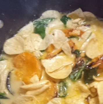 1. Этап. Тыквенное карри с пападамами: Влить кокосовое молоко, 400 мл воды, куркуму, довести до кипения. Уменьшить огонь. Добавить жареную тыкву, шпинат и пападамы и тушить ещё 5 минут.