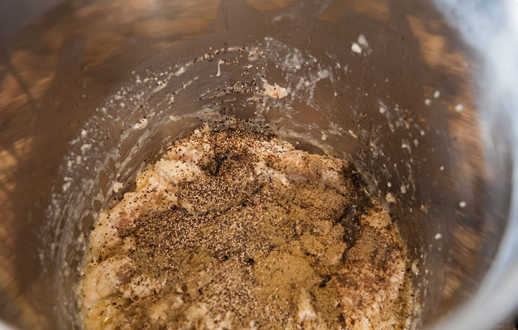 1. Этап. Овощной суп с курицей: Добавляем муку, зелень и перец. Перемешиваем на среднем огне, курица должна быть полностью покрыта добавленными ингредиентами.