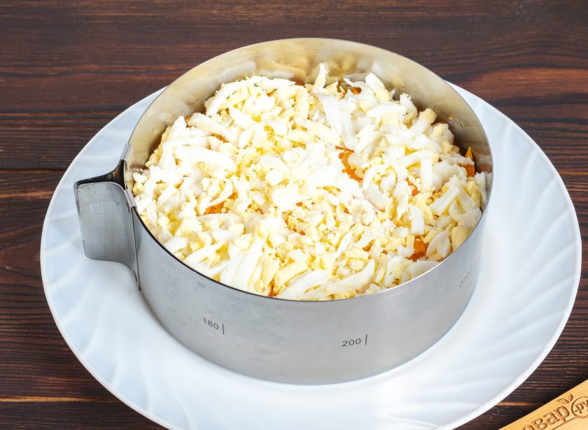 1. Этап. Салат Царский с курицей и шампиньонами: Четвертый слой – натертые на крупной терке яйца и майонез.