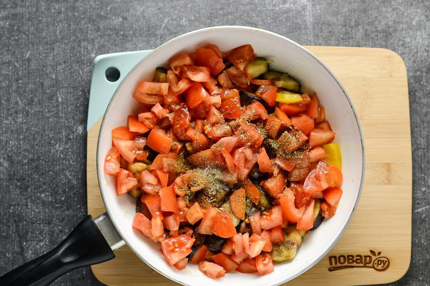 1. Этап. Соте из баклажанов: После добавьте все специи и нарезанные кубиками помидоры. Перемешайте и тушите 5-7 минут.
