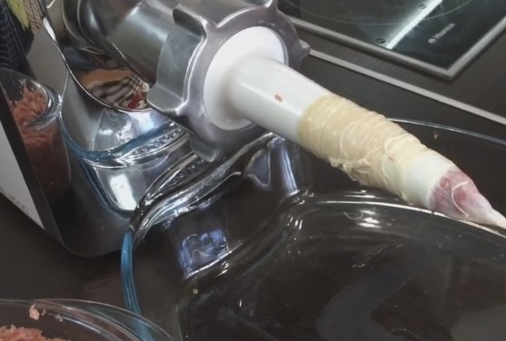 1. Этап. Вкусные и сочные домашние колбаски: 5. Для начинки колбас необходима мясорубка с конусообразной насадкой. На нее натяните кишку. Как только фарш попадет в кишку и выйдет лишний воздух, завяжите конец будущей колбаски.