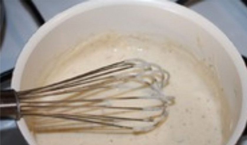 1. Этап. Лазанья из блинов: 1. Начнем приготовления с соуса. Растопите сливочное масло, добавьте муки и обжарьте всё это 2 минуты на слабом огне помешивая. Влейте молоко, перемешайте и тушите до загустения. После добавьте соли, перца и мускатного ореха. Тушите еще 2 минуты. Соус бешамель готов.