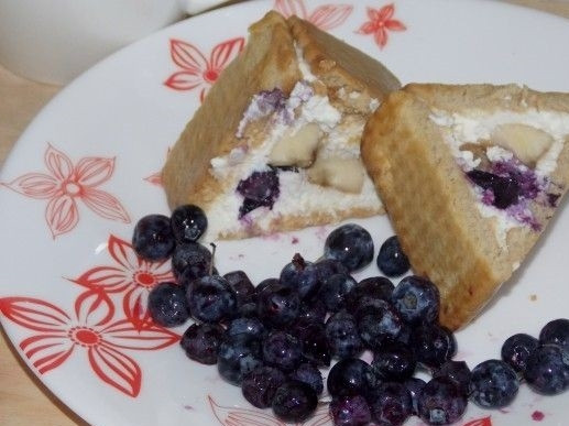 1. Этап. Торт Домик без выпечки: 6. Ночи вполне хватит, чтобы печенье стало мягкое и хорошо пропиталось творожной массой. Нарежьте его кусочками и подавайте.