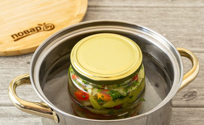 1. Этап. Маринованные перцы по-корейски на зиму: Прикройте банку крышкой и стерилизуйте в кипящей воде 15-20 минут.