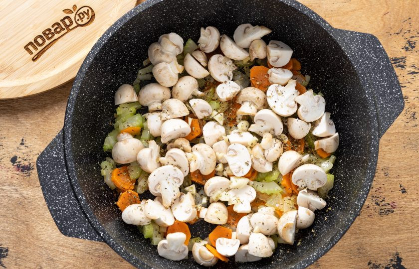 1. Этап. Овощной суп с шампиньонами, шпинатом и кокосовым молоком: Затем добавьте мелко порубленный чеснок и нарезанные на 2-4 части шампиньоны. Приправьте итальянскими травами. Потушите все вместе 5 минут.