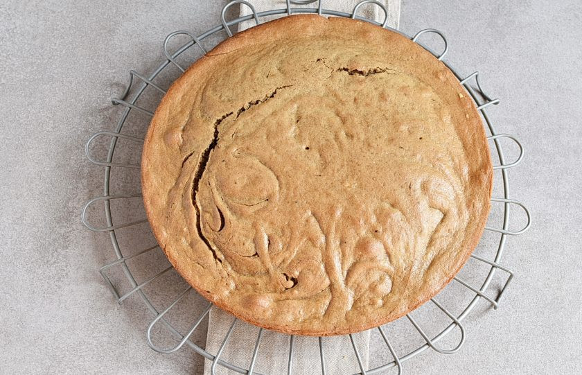 1. Этап. Кофейный пирог: Остудите готовый пирог на решетке.