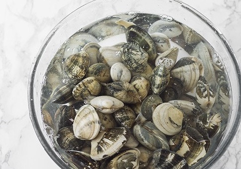 1. Этап. Рис с морепродуктами: Заливаем мидии слегка подсоленной водой и оставляем хотя бы на час.