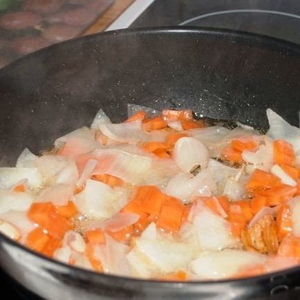 1. Этап. Овощи в кисло-сладком соусе с кешью: Добавляем морковь, перемешиваем и обжариваем еще 1-2 минуты.