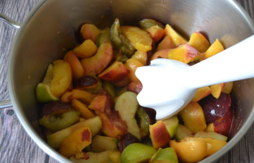 1. Этап. Фруктовый лаваш: Прежде чем измельчить блендером, прогрейте их 10 минут на огне, они станут более податливыми.