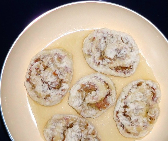 1. Этап. Творожный рулет с фаршем: Теперь каждый кусочек мы обваливаем в муке с двух сторон. Раскаляем сковородку, наливаем в неё подсолнечное масло. Выкладываем рулетики, начинаем их обжаривать по 5 минут с каждой стороны на среднем огне.