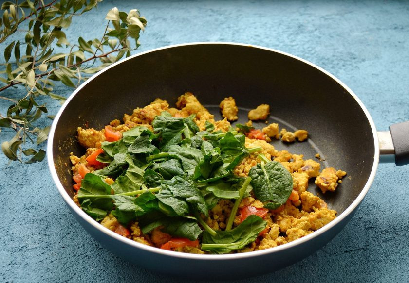 1. Этап. Скрэмбл из тофу: Далее добавьте шпинат. Перемешайте и оставьте под крышкой на 30 секунд.