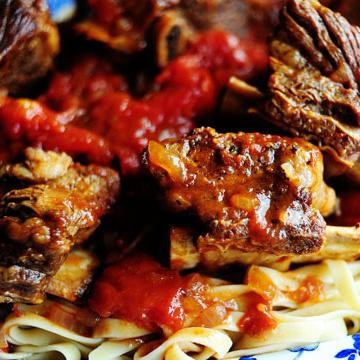 1. Этап. Рёбрышки в томатном соусе: Уложите поверх соуса рёбрышки.