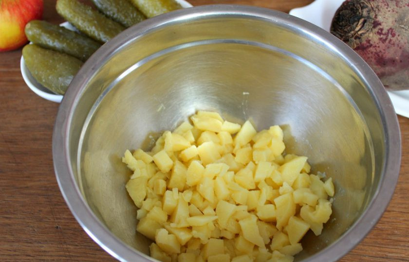 1. Этап. Винегрет с жареным луком: Вареный картофель чистим, режем и отправляем в миску.