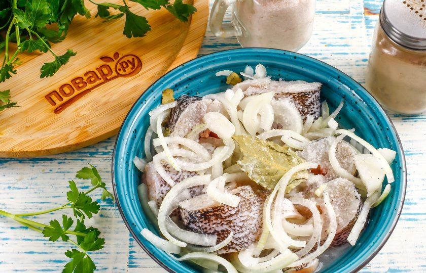 1. Этап. Щука маринованная в уксусе с луком: Тщательно, но аккуратно помните все содержимое емкости, чтобы рыба впитала в себя уксус, а лук — выделил сок.