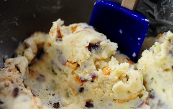 1. Этап. Картофельный гарнир: 6. Перемешайте гарнир и подавайте с сочным мясом.