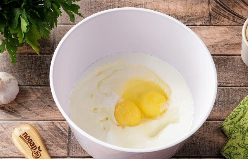 1. Этап. Эчпочмак без дрожжей: Для теста соедините кефир, сметану, яйцо, один желток, 3 ст.л. растительного масла, соль и сахар. Перемешайте.