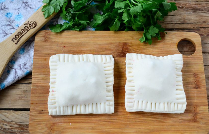 1. Этап. Пирожки с винегретом: Накройте начинку второй половиной теста и с помощью вилки защипните края.