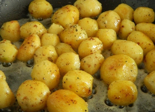 1. Этап. Картофельные рябчики: 6. Делаем огонь побольше, перемешиваем картошку и жарим еще минут 10. Можно ее посолить немного и добавить любимые травки.