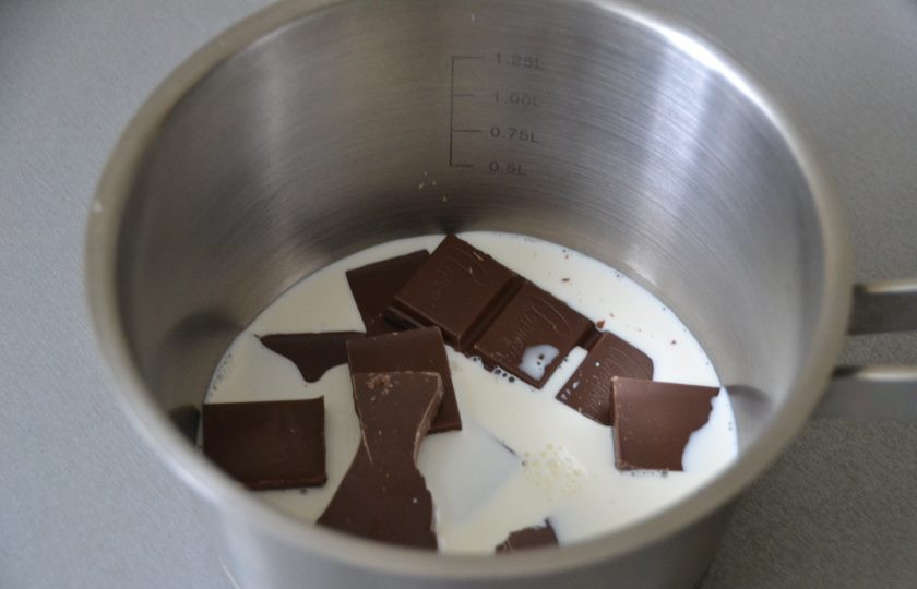 1. Этап. Кофе Бичерин: Влейте в сотейник с толстым дном питьевые сливки, положите шоколад и топите при постоянном помешивании на медленном огне или на 