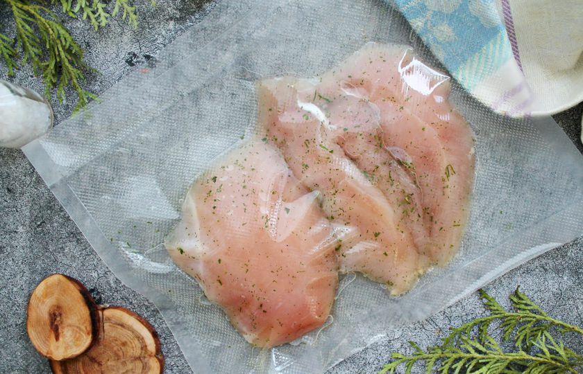 1. Этап. Нежная куриная грудка по методу су-вид в мультиварке: Выложите грудку в пакет для вакуума без масла. При помощи вакуумного упаковщика запечатайте филе.