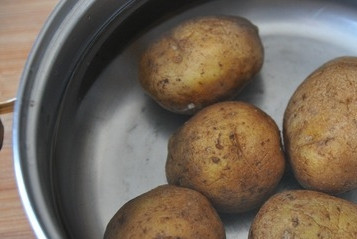 1. Этап. Салат из квашеной капусты с горошком: 1. Первым делом отварим картошку. Лук почистим, измельчим и замаринуем в смеси из уксуса и сахара, чтобы ненужная горечь ушла.