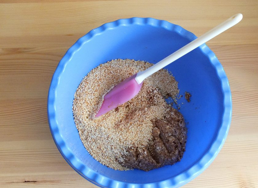 1. Этап. Кунжутное печенье без муки: Добавьте обжаренный кунжут. Перемешайте.