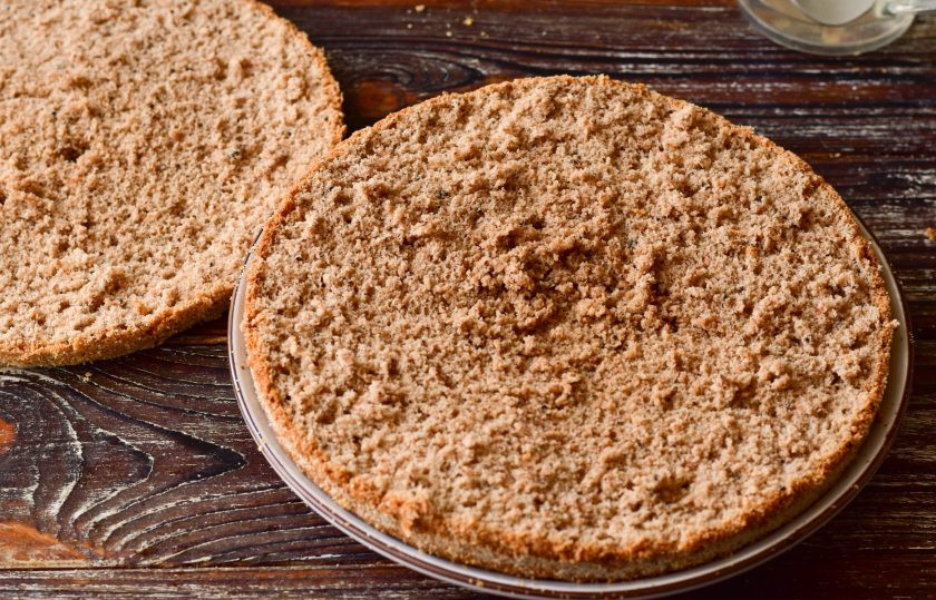 1. Этап. Шоколадный торт с апельсиновым кремом: Остудите бисквит и разрежьте его пополам.