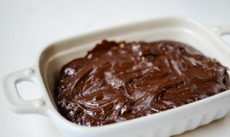 1. Этап. Французский шоколадный торт: Получившуюся массу выложите в форму для запекания. Запекайте 25-30 минут при 170 градусах.