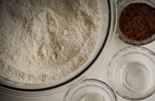 1. Этап. Капкейки Красный бархат на кефире: 1. Подготовьте сухие ингредиенты - муку, соль, разрыхлитель, какао.