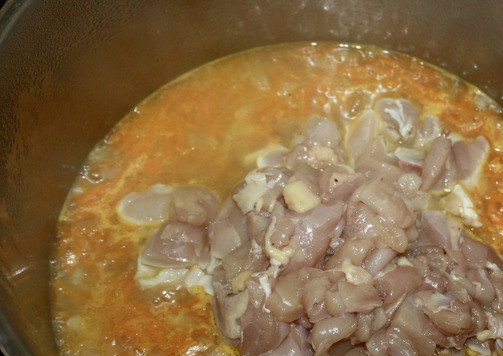 1. Этап. Солянка. Курица. Бульон. Капуста: Филе с бедер и ног куриных нарезал некрупно и в кастрюлю добавил.