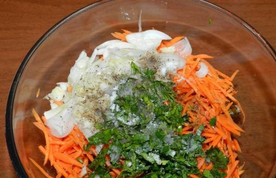 1. Этап. Жареные баклажаны с морковью и чесноком: 11. Посолить, поперчить, добавить сахар, уксус и растительное масло. Как следует перемешать и оставить салат на 15-20 минут, чтобы он пропитался заправкой. Вот и все, жареные баклажаны с морковью и чесноком в домашних условиях готовы.