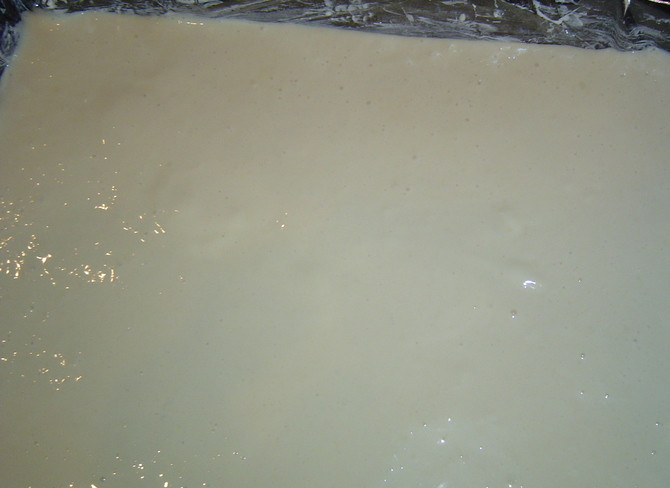 1. Этап. Рулет из заварного теста с начинкой: 1. Для начала нам нужно сделать заварное тесто: растапливаем маргарин и добавляем молоко. Доводим до кипения, отставляем, насыпаем муку и отставляем для полного остывания. Затем добавляем яйца и начинаем взбивать тесто миксером. Застилаем противень пергаментной бумагой, выливаем полученное тесто.