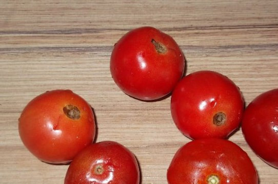 1. Этап. Помидоры в собственном соку на зиму: Помидоры моем, прокалываем у основания.