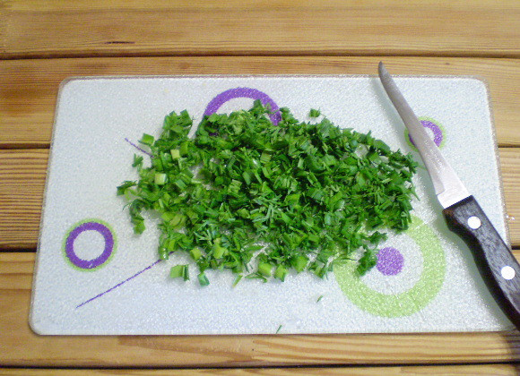 1. Этап. Салат Весенний из капусты: 5. Зелень укропа, зеленого лука и чеснока порезать.