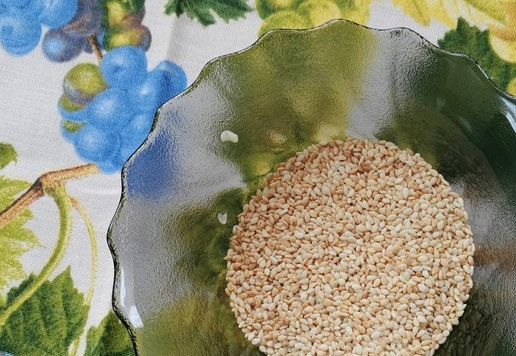 1. Этап. Кунжутно-имбирный соус: всыпать кунжут.