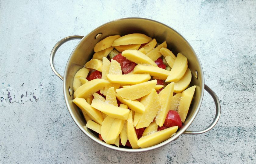 1. Этап. Хашлама из говядины на пиве: Картофель почистите, порежьте на дольки и выложите в кастрюлю.