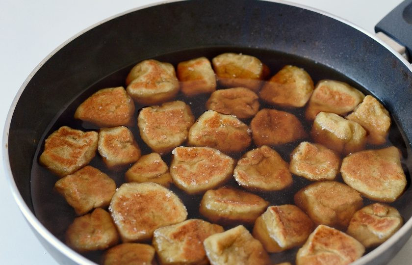 1. Этап. Постный шашлык: Затем залейте водой с соевым соусом и тушите около 30 минут до испарения жидкости.