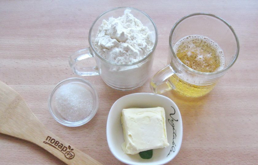 1. Этап. Слоеные язычки на пиве: Подготовьте ингредиенты для приготовления язычков.