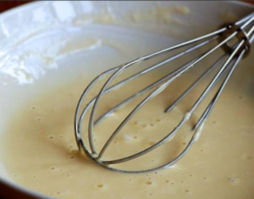 1. Этап. Щука в тесте: 4. Взбейте яйцо с мукой и введите в конце сыр. Лучше всего для такого кляра подойдут твердые сорта.